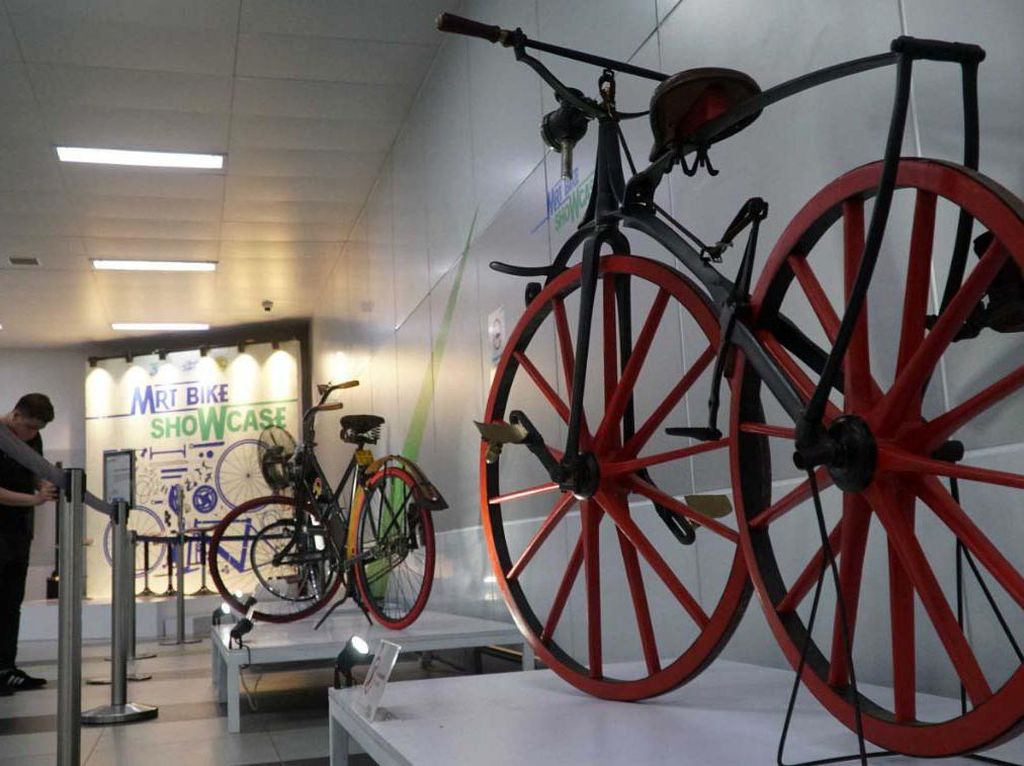 Melihat Pameran Sepeda di Stasiun MRT