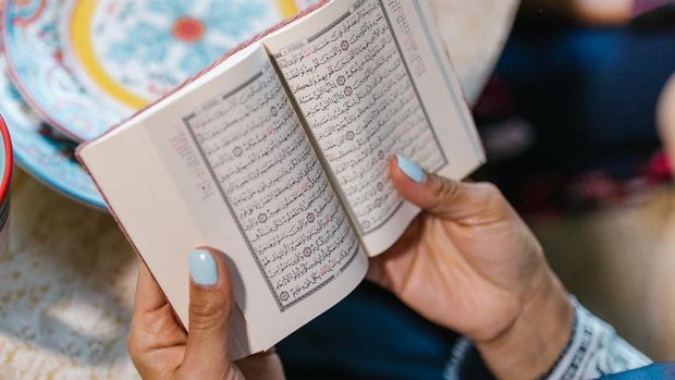 Memperbanyak Membaca Al-Quran / foto : pexels.com/RodnaeProductions