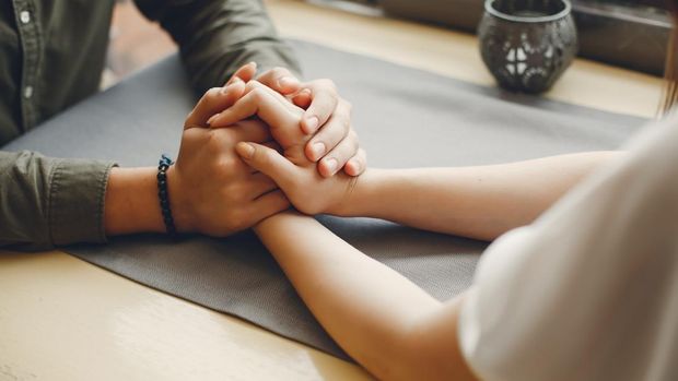 Mengungkapkan cemburu dengan pasangan secara sehat bisa dilakukan dengan berbagi kehawatiran, bukan dengan tuduhan.