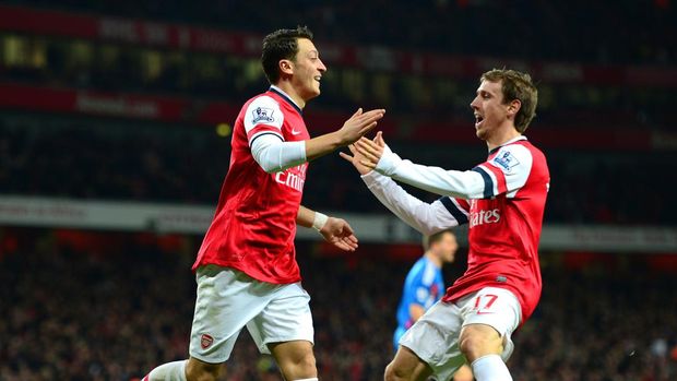 LONDON, ENGLAND - DECEMBER 04:  Mesut Oezil of Arsenal celebrates his goal with Nacho Monreal of Arsenal during the Barclays Premier League match between Arsenal and Hull City at Emirates Stadium on December 4, 2013 in London, England.  (Photo by Jamie McDonald/Getty Images)