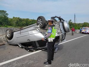 Terios Terbalik di Tol Madiun Setelah Diseruduk Xpander