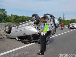 Terios Terbalik di Tol Madiun Setelah Diseruduk Xpander