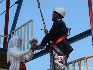 Snapshots: Nikah Unik di Gunungkidul, Naik Flying Fox-Akad di Gua