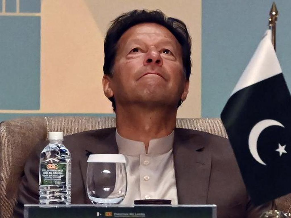 Riuh Anggota Parlemen Saat Gulingkan PM Pakistan Imran Khan