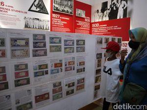 Melihat Prangko Bersejarah Seharga Miliaran Rupiah di Bandung Melihat Prangko Bersejarah Seharga Miliaran Rupiah di Bandung