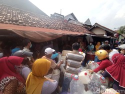 Warga Berdesakan Antre Beli Migor Curah di Pasar Kota Wonogiri