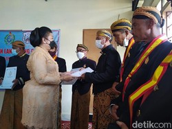 Lembaga Dewan Adat Keraton Kasunanan Surakarta Bagikan Gelar di Magelang