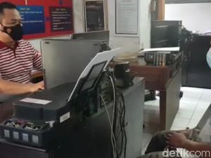 Maling Kotak Amal yang Viral Ditelanjangi Ngaku Butuh Uang Obati Istri Kanker Maling Kotak Amal yang Viral Ditelanjangi Ngaku Butuh Uang Obati Istri Kanker
