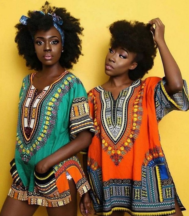 Dashiki adalah pakaian tradisional Afrika dengan ciri khas motif kerah dan dada berbentuk huruf V serta paduan warna yang cerah