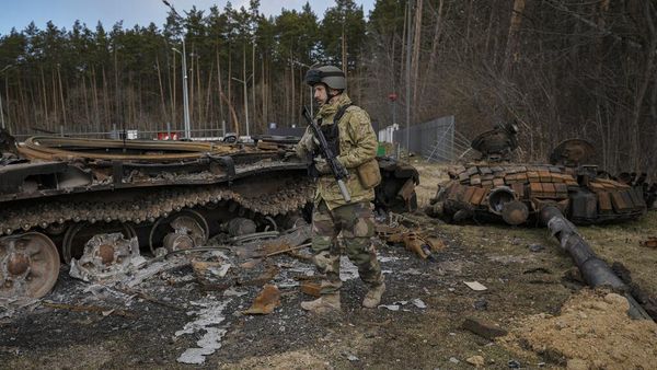 Perlawanan Ukraina Bikin Tank-tank Rusia Jadi Besi Kiloan