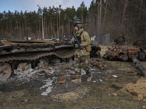 Perlawanan Ukraina Bikin Tank-tank Rusia Jadi Besi Kiloan