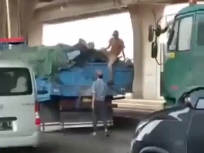 Polisi menangkap salah satu pelaku bajing loncat di wilayah Cilincing, Jakut. Aksi pencurian sempat terekam kamera warga hingga videonya viral di medsos. (Screenshot media sosial)