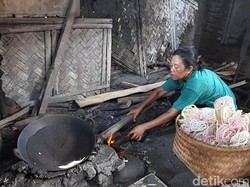 Renyahnya Kerupuk Goreng Pasir Brebes, Tak Terpengaruh Harga Minyak Goreng