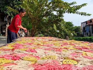 Dimasak Pakai Pasir, Kerupuk Goreng Khas Brebes Ini Harganya Stabil