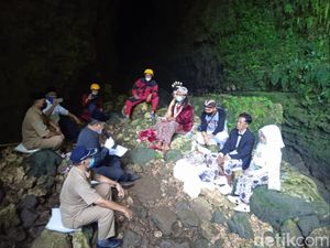Unik! Pengantin Gunungkidul Ini Ijab Kabul Dalam Gua-Maharnya Walang Goreng Unik! Pengantin Gunungkidul Ini Ijab Kabul Dalam Gua-Maharnya Walang Goreng