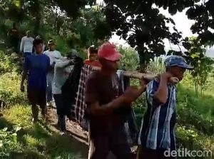Elegi Warga Jombang yang Harus Dipikul 8 Km Saat Sakit Elegi Warga Jombang yang Harus Dipikul 8 Km Saat Sakit