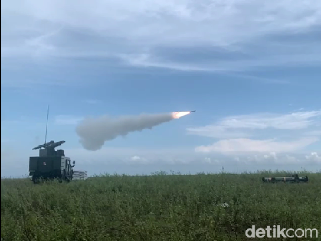 Rudal Canggih Arhanud TNI AD Hancurkan Pesawat Musuh di Lumajang