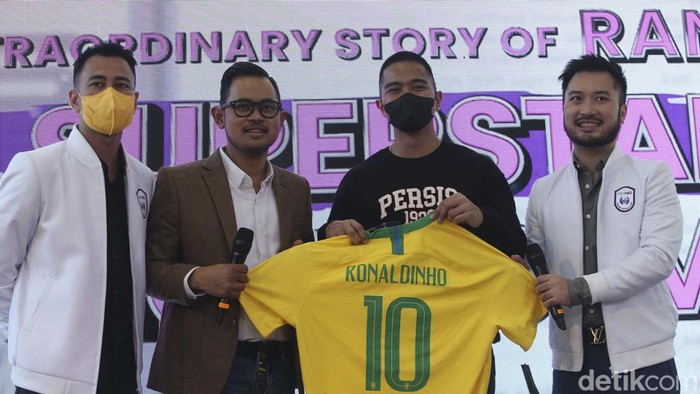 Teka-teki Rans Cilegon FC akan merekrut pemain bintang dunia akhirnya terjawab. Klub pemilik selebritis Raffi Ahmad itu resmi meminang Ronaldinho.
