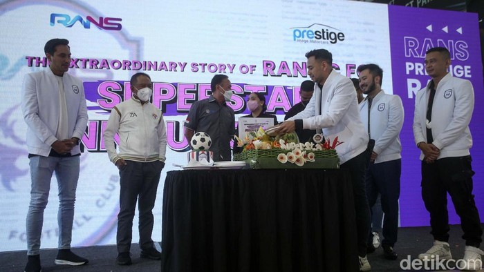 Rans Cilegon FC Datangkan Ronaldinho Teka-teki Rans Cilegon FC akan merekrut pemain bintang dunia akhirnya terjawab. Klub pemilik selebritis Raffi Ahmad itu resmi meminang Ronaldinho.