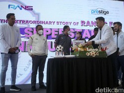Hal itu terungkap dalam acara jumpa pers The Extraordinary Story of Rans pada Selasa (29/3/2022). Usai pemotongan tumpeng 1 tahun Rans, Raffi Ahmad bersama Rudy Salim memberikan kejutan dengan menyiapkan sebuah kotak besar berisi gambar sang legenda Brasil, Ronaldinho.