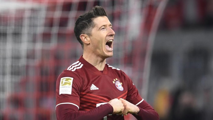 Bayerns Robert Lewandowski celebrates after scoring his sides third goal during the German Bundesliga soccer match between FC Bayern Munich and 1 FC Union Berlin at the Allianz Arena in Munich, Germany, Saturday, March 19, 2022. (AP Photo/Andreas Schaad)