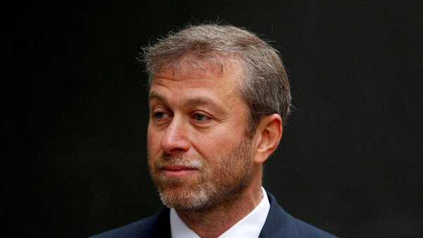 FILE PHOTO: Russian billionaire and owner of Chelsea football club Roman Abramovich arrives at a division of the High Court in central London October 31, 2011. REUTERS/Andrew Winning//File Photo