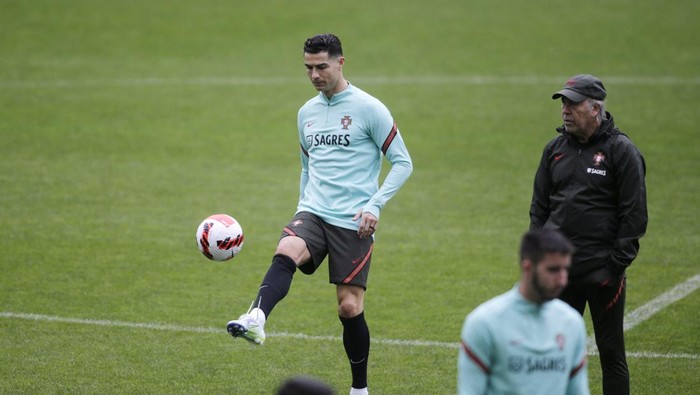 Soccer Football - FIFA World Cup - UEFA Qualifiers - Portugal Training - Estadio do Dragao, Porto, Portugal - March 28, 2022 Portugals Pepe, Cristiano Ronaldo and Joao Felix during training REUTERS/Miguel Vidal