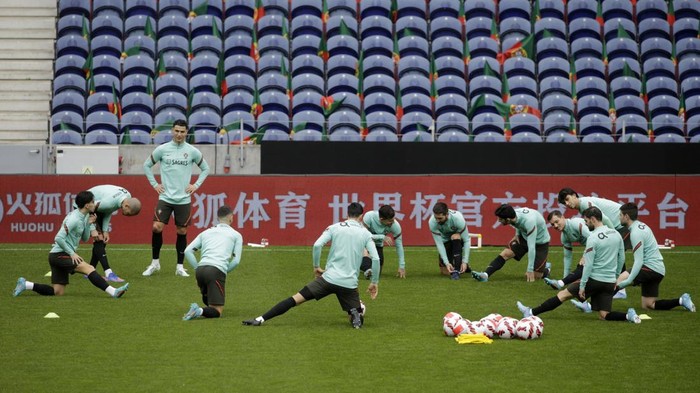 Ronaldo Cs Panaskan Mesin, Incar Tempat di Piala Dunia 2022 Soccer Football - FIFA World Cup - UEFA Qualifiers - Portugal Training - Estadio do Dragao, Porto, Portugal - March 28, 2022 Portugal's Pepe, Cristiano Ronaldo and Joao Felix during training REUTERS/Miguel Vidal
