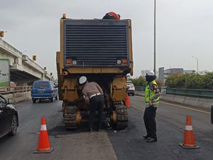 Bikin Macet Tol Arah Priok, Kendaraan Berat Mogok Dievakuasi 2 Crane
