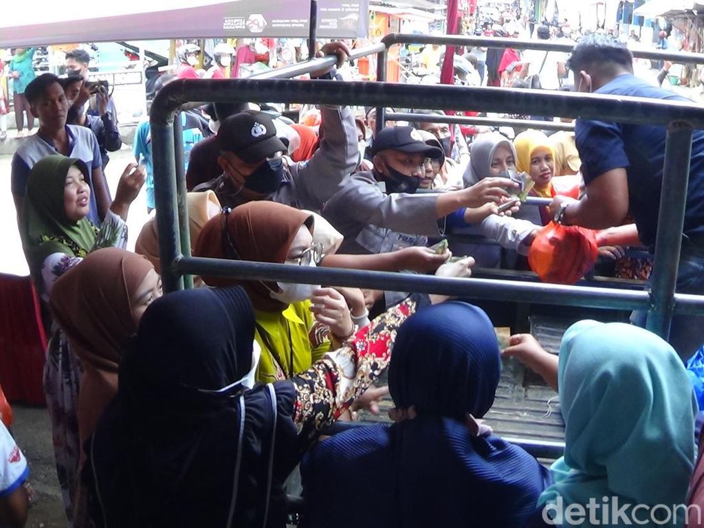 Pasar Sembako Murah Digelar di Sumenep, 15 Menit Ludes