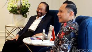Senyum AHY Saat Bertemu Surya Paloh di Kantor Nasdem