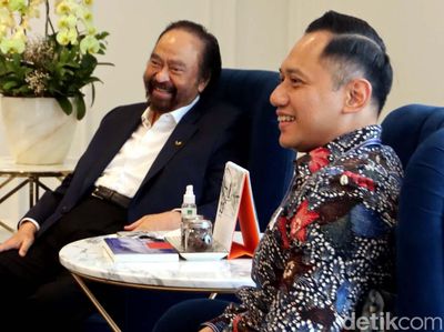 Senyum AHY Saat Bertemu Surya Paloh di Kantor Nasdem
