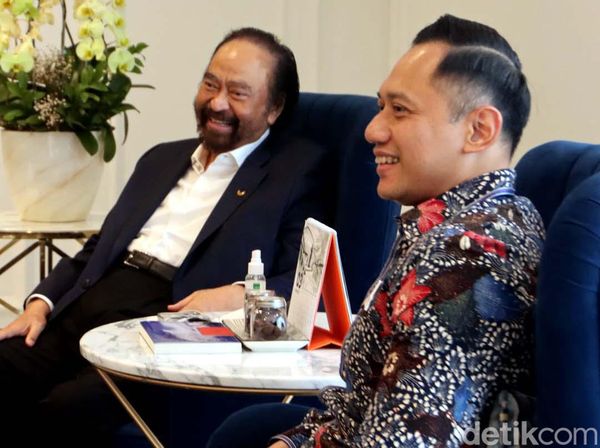 Senyum AHY Saat Bertemu Surya Paloh di Kantor Nasdem