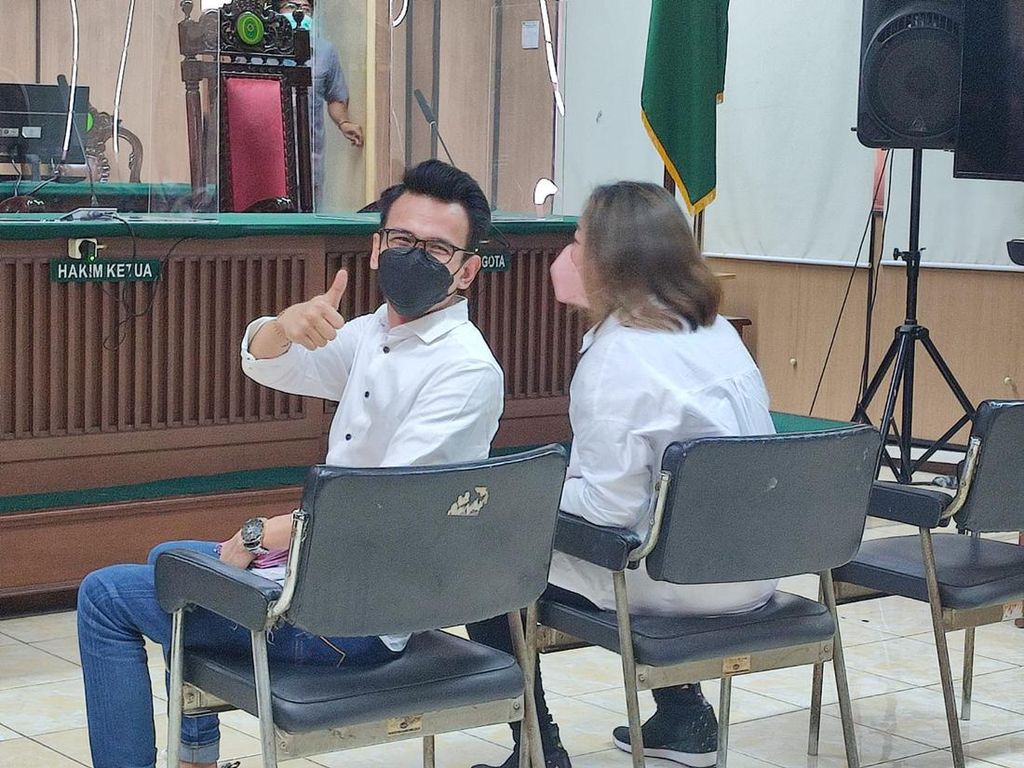 Hal Memberatkan-Meringankan yang Bikin Adam Deni Divonis 4 Tahun Bui Hal Memberatkan-Meringankan yang Bikin Adam Deni Divonis 4 Tahun Bui