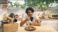 Asyiknya Tengku Tezi Nikmati Kopi dan Makanan Serba Kambing
