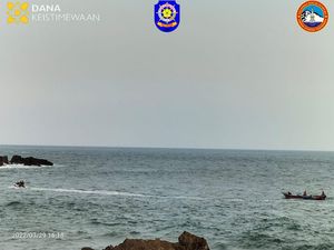 Wisatawan Hilang Tersapu Ombak Saat Asyik Berfoto di Pantai Siung Wisatawan Hilang Tersapu Ombak Saat Asyik Berfoto di Pantai Siung