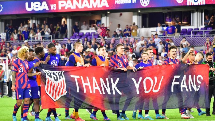 ORLANDO, FLORIDA - MARCH 27: The United States Mens National Team hold up a thank you banner to fans after defeating Panama 5-1 at Exploria Stadium on March 27, 2022 in Orlando, Florida.   Julio Aguilar/Getty Images/AFP (Photo by Julio Aguilar / GETTY IMAGES NORTH AMERICA / Getty Images via AFP)