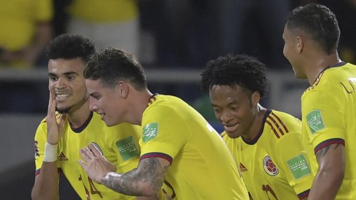 Colombias Luis Diaz (L) celebrates with teammates after scoring against Bolivia during their South American qualification football match for the FIFA World Cup Qatar 2022, at the Metropolitano Roberto Melendez stadium in Barranquilla, Colombia, on March 24, 2022. (Photo by Raul ARBOLEDA / AFP)