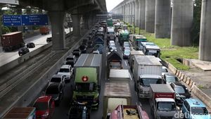 Tol Japek Arah Jakarta Macet Panjang, Ada Apa?