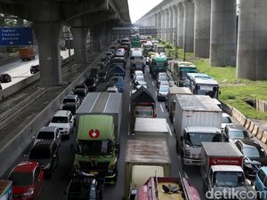 Tol Japek Arah Jakarta Macet Panjang, Ada Apa?