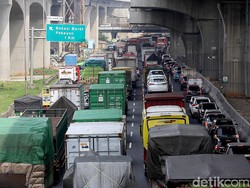 Truk Patah Roda di Km 55 Tol Arah Cikampek, Lalin Macet