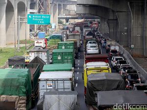 Truk Patah Roda di Km 55 Tol Arah Cikampek, Lalin Macet Truk Patah Roda di Km 55 Tol Arah Cikampek, Lalin Macet