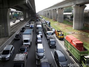 H-7 Lebaran, Lalu Lintas Jakarta Arah Cikampek Padat Merayap