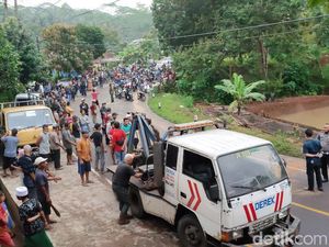 14 Ribu Liter Migor Curah Tumpah di Ciamis, Warga Berebut Bawa Ember 14 Ribu Liter Migor Curah Tumpah di Ciamis, Warga Berebut Bawa Ember