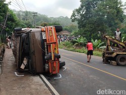 Snapshot: Penampakan Truk Muatan Minyak Goreng Terguling di Ciamis