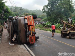 Snapshot: Penampakan Truk Muatan Minyak Goreng Terguling di Ciamis Snapshot: Penampakan Truk Muatan Minyak Goreng Terguling di Ciamis