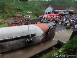 Detik-detik Truk Pengangkut Minyak Goreng Terguling di Ciamis