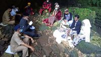 Unik! Pasangan di Yogya Ini Menikah di Gua, Maharnya Belalang Goreng