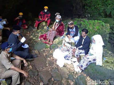 Unik! Pasangan di Yogya Ini Menikah di Gua, Maharnya Belalang Goreng
