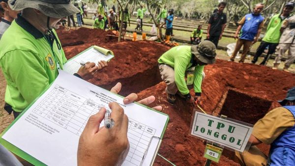 Unik! Petugas TPU di Bogor Ramai-ramai Ikut Lomba Gali Kubur